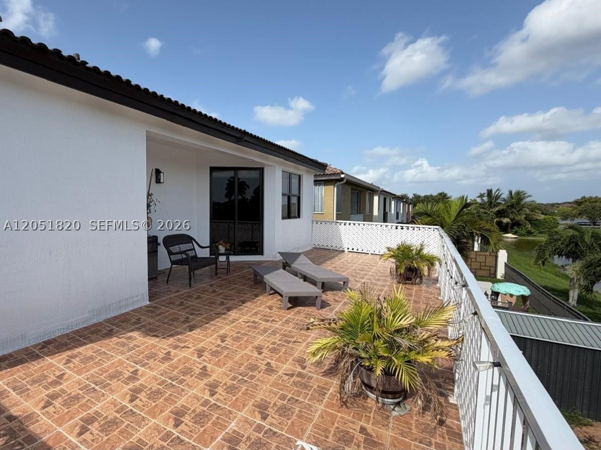 A B AT TAMIAMI TRAIL PHAS - Residential Lease