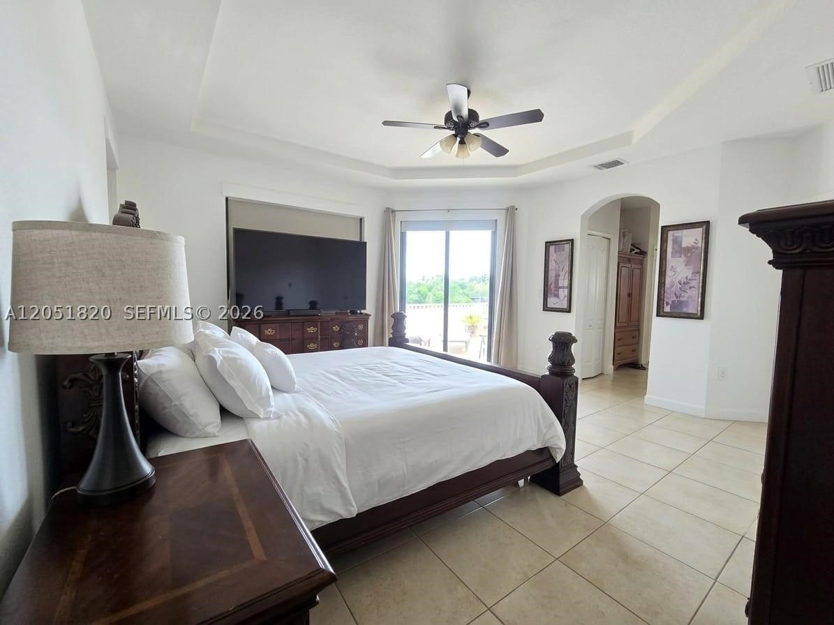 A B AT TAMIAMI TRAIL PHAS - Residential Lease