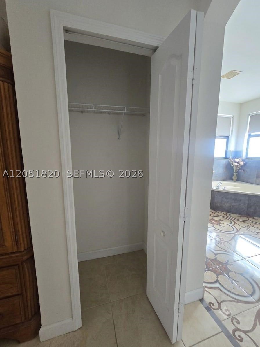 A B AT TAMIAMI TRAIL PHAS - Residential Lease