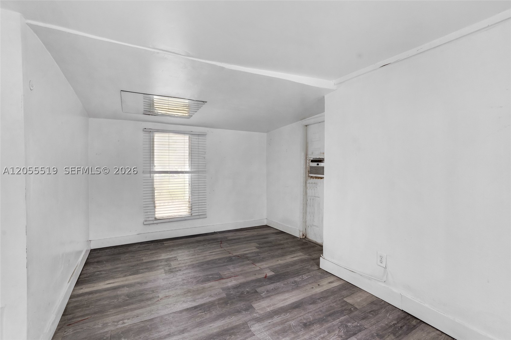 HOLLYWOOD LITTLE RANCHES - Residential