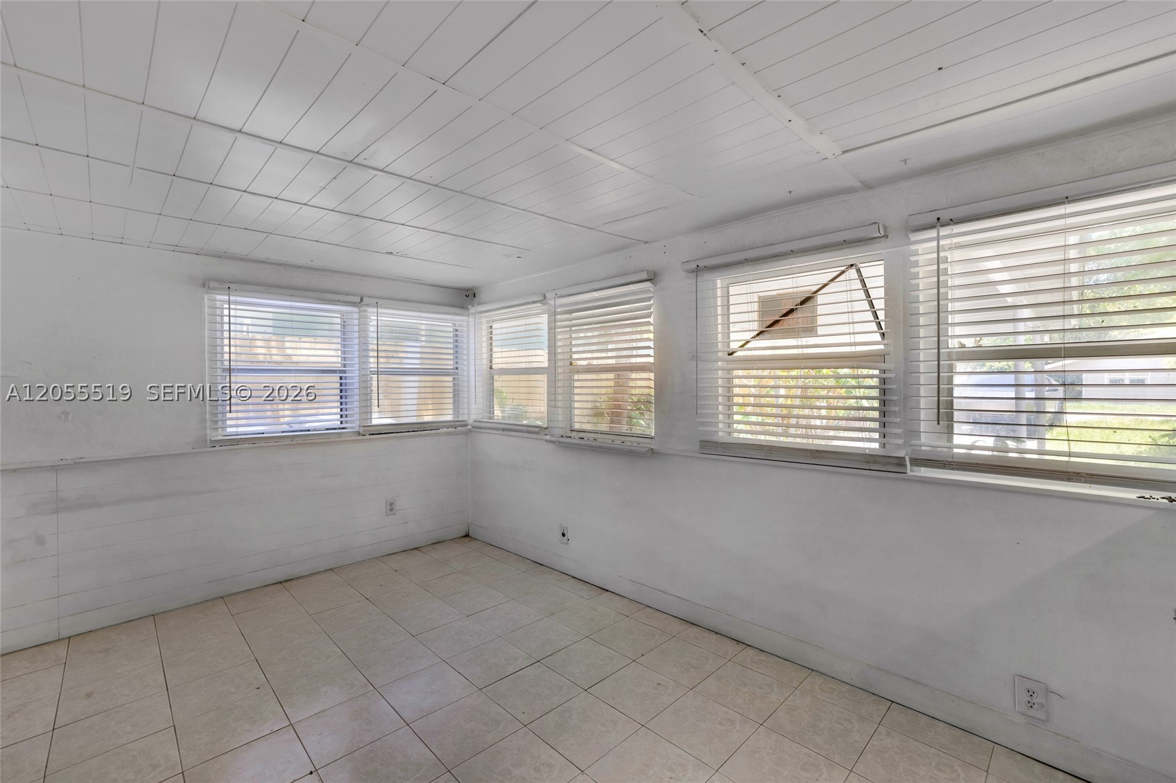 HOLLYWOOD LITTLE RANCHES - Residential