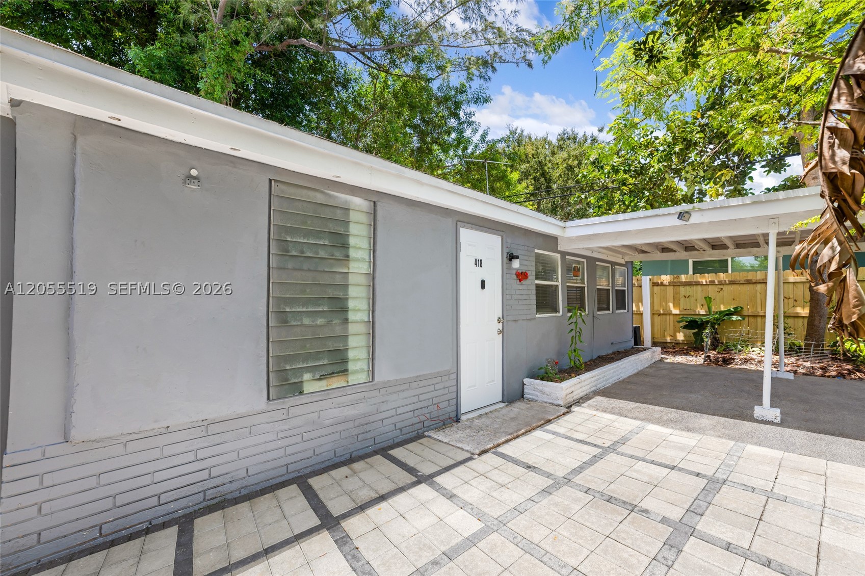 HOLLYWOOD LITTLE RANCHES - Residential