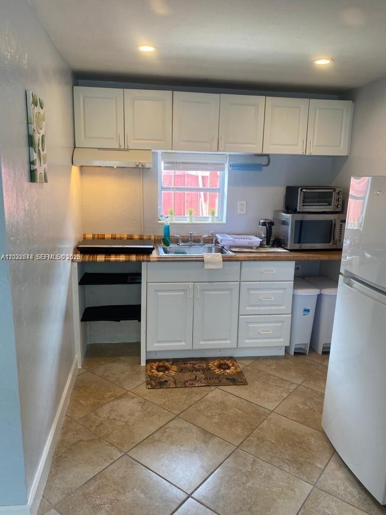HOLLYWOOD PARK - Residential Lease