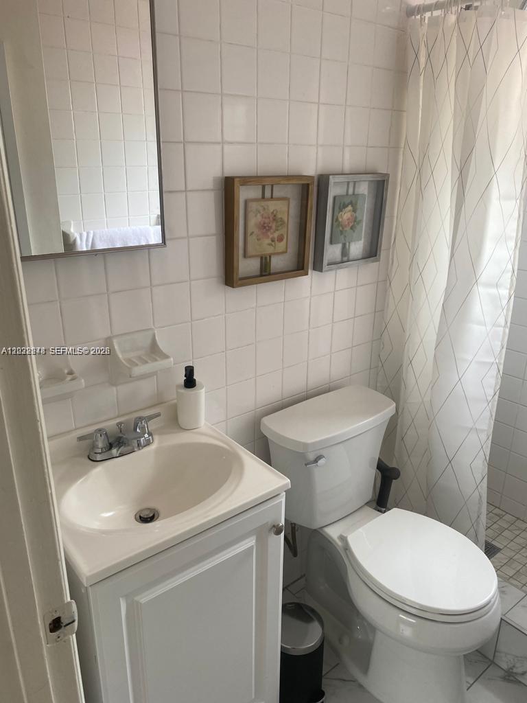 HOLLYWOOD PARK - Residential Lease