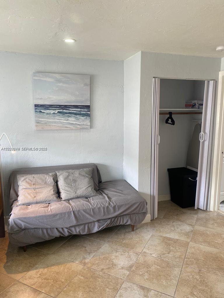 HOLLYWOOD PARK - Residential Lease