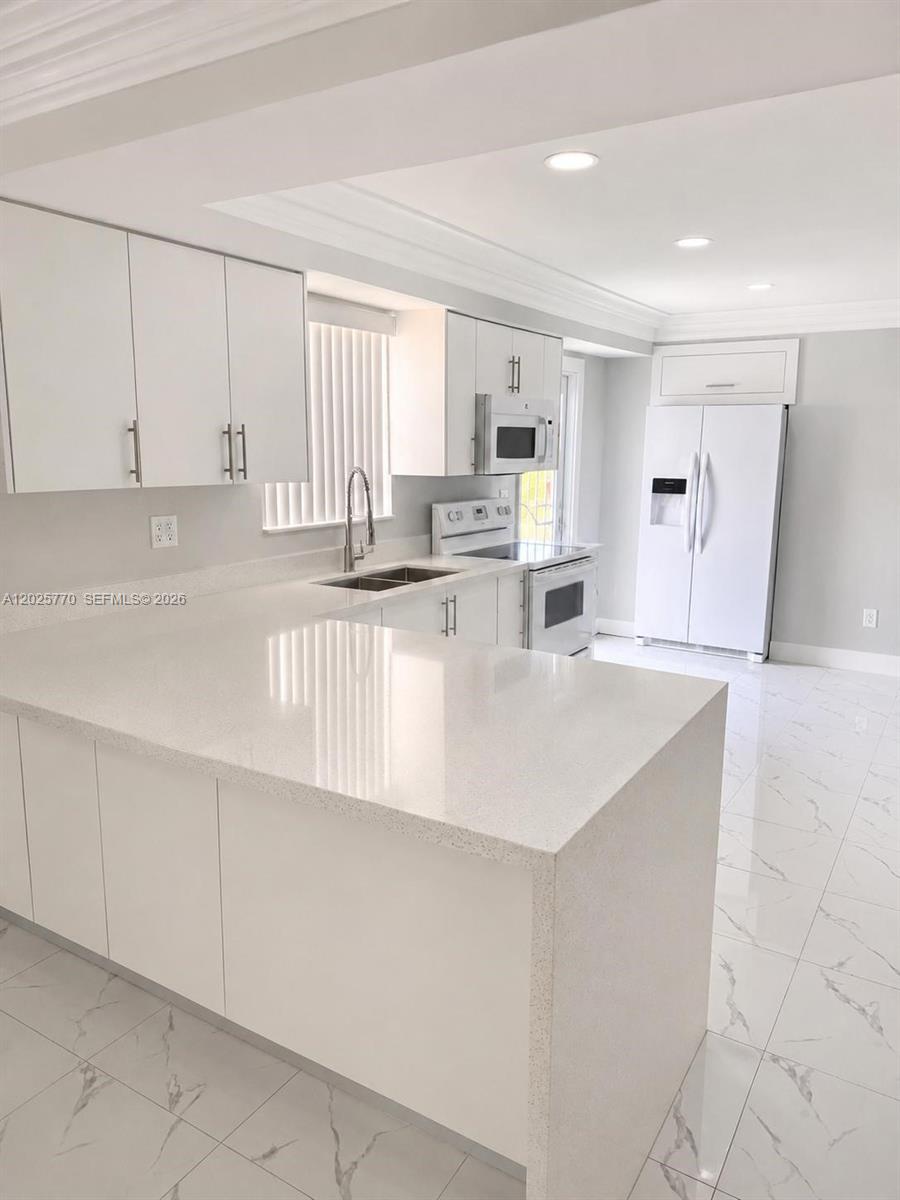 HOLLYWOOD BEACH HEIGHTS S - Residential Lease
