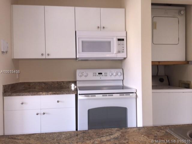 Beautiful  newly renovated 1bed 1 bath located in Windmill Lakes I. this property will not last! Washer and dryer new appliance in unit. Nice bright apartment.