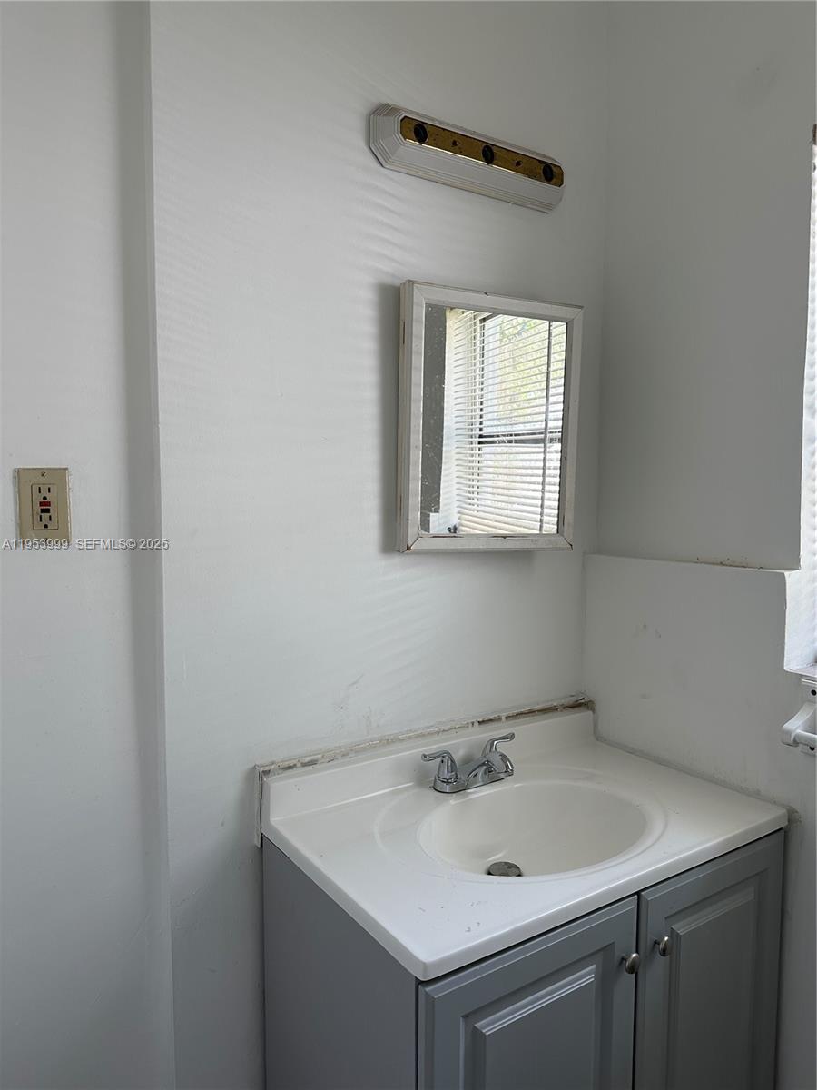 FIRST ADDITION TO CANAL G - Residential Lease