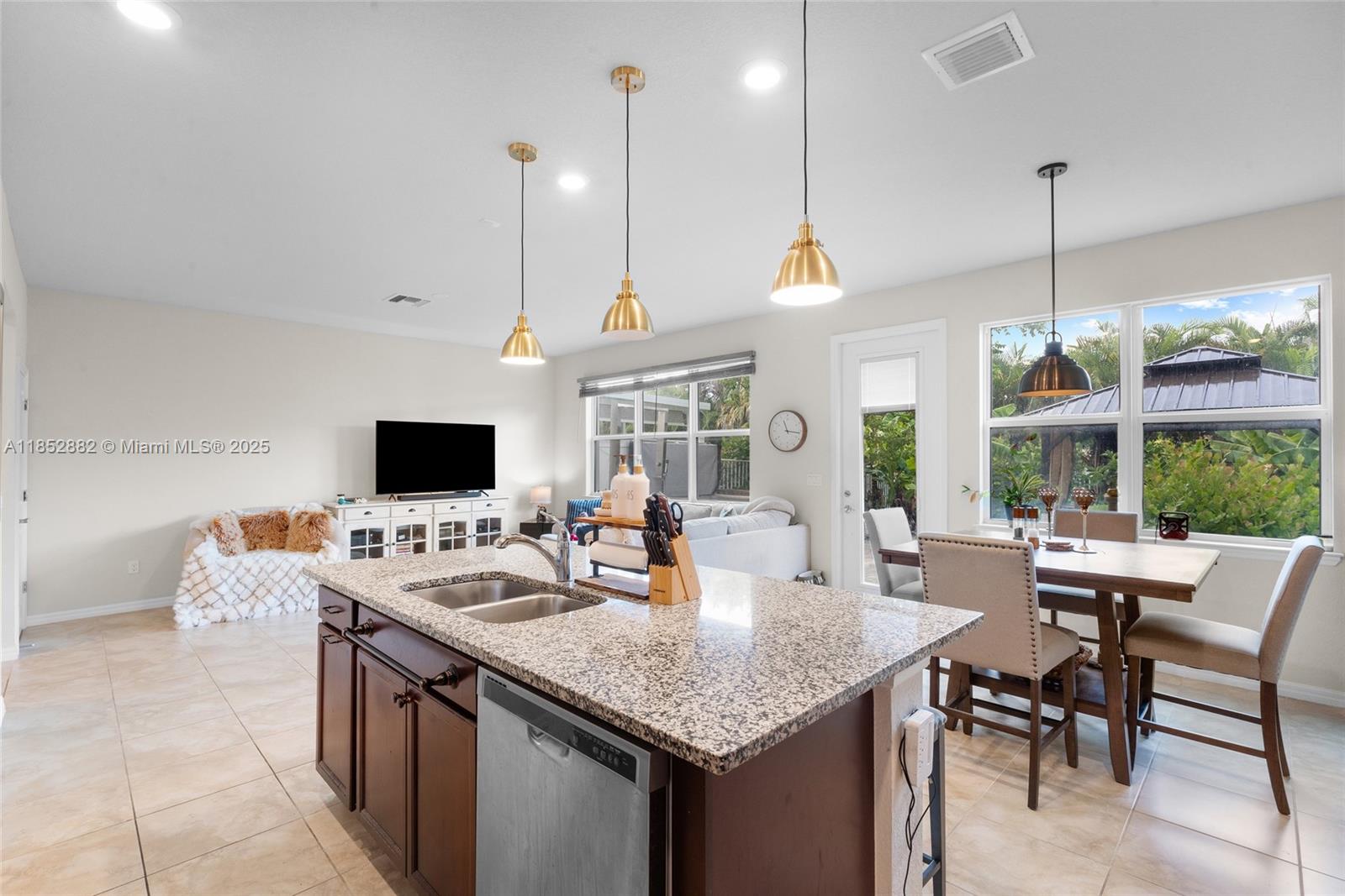 HILLCREST COUNTRY CLUB SO - Residential