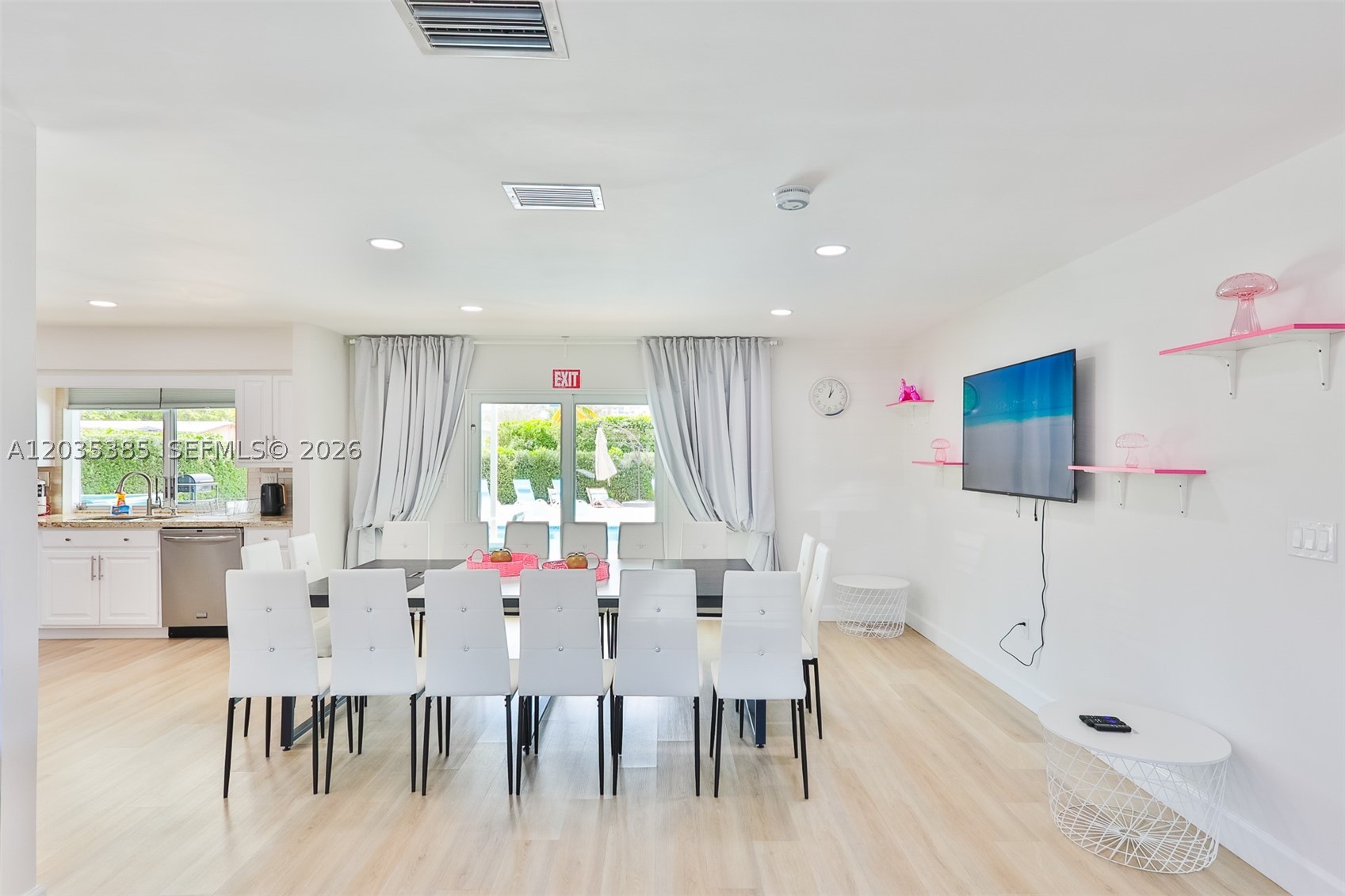 HOLLYWOOD HILLS - Residential