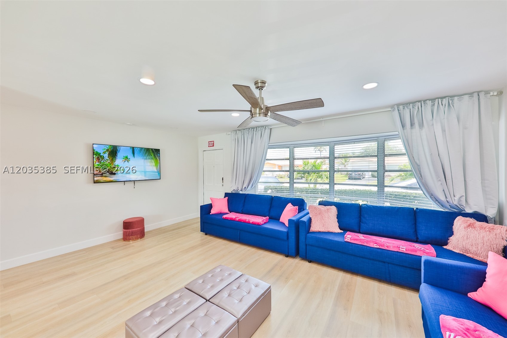 HOLLYWOOD HILLS - Residential