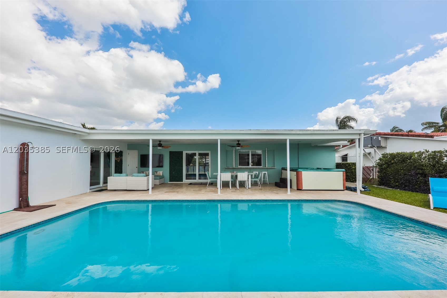 HOLLYWOOD HILLS - Residential