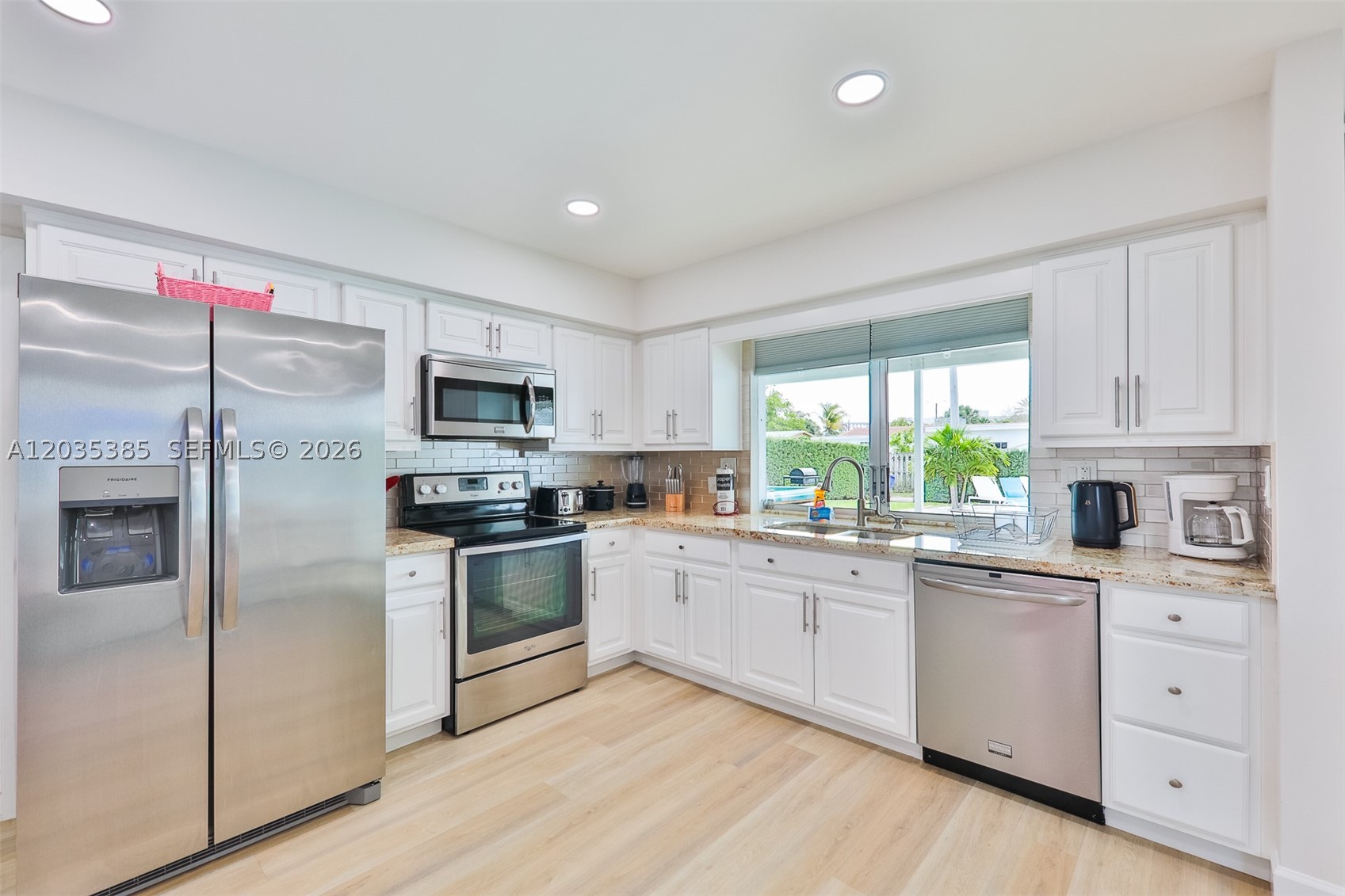 HOLLYWOOD HILLS - Residential