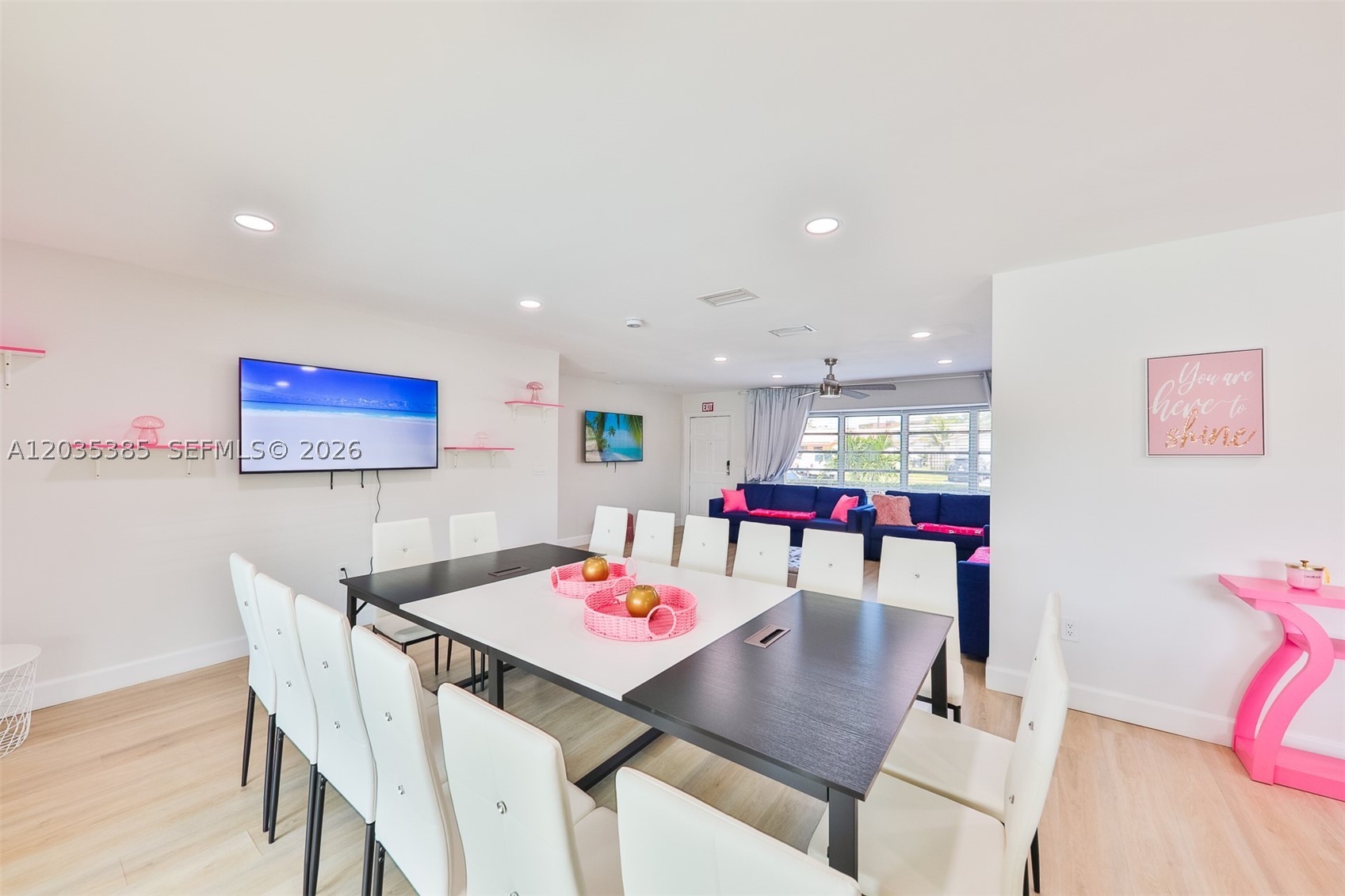 HOLLYWOOD HILLS - Residential