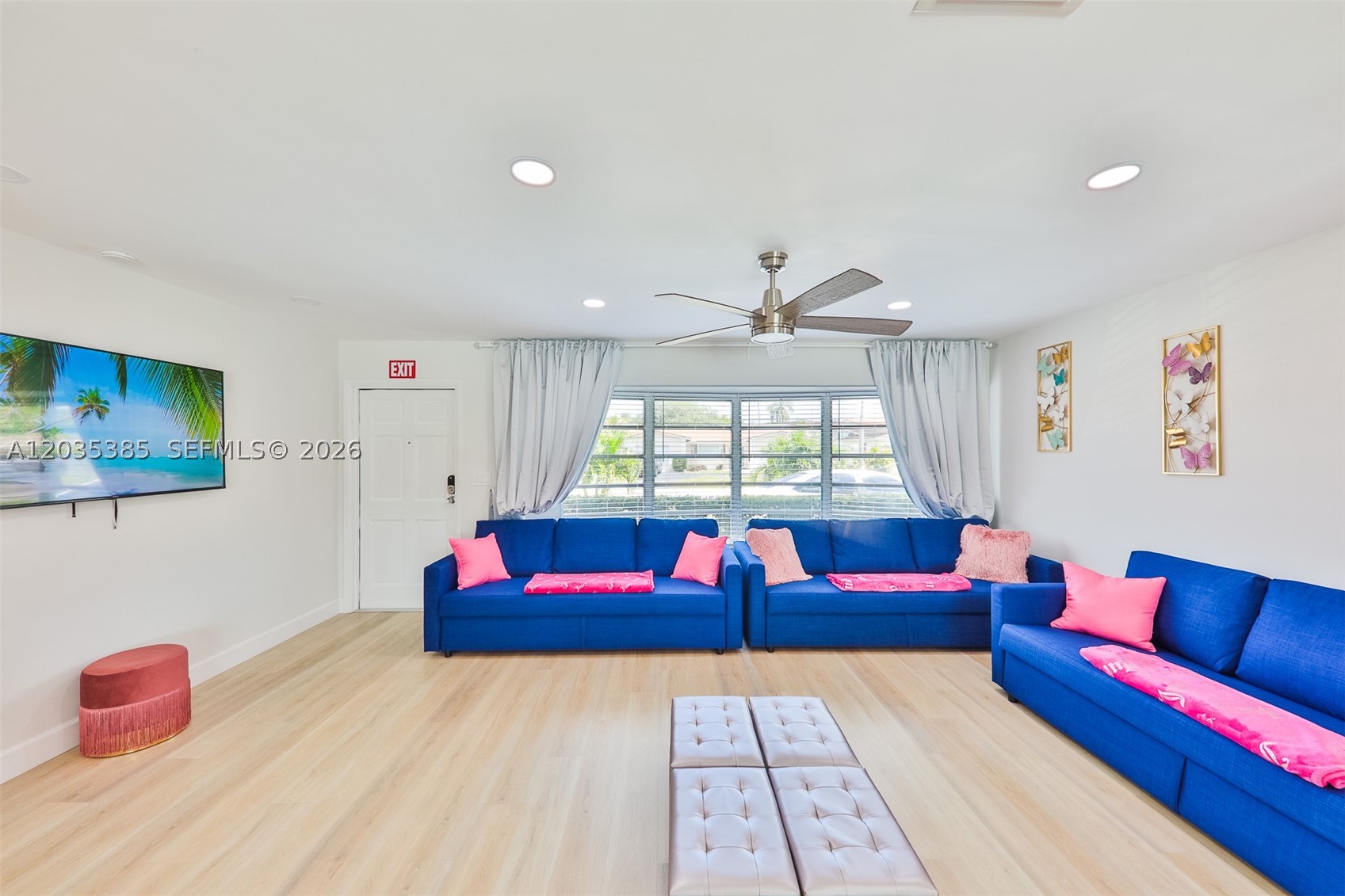 HOLLYWOOD HILLS - Residential