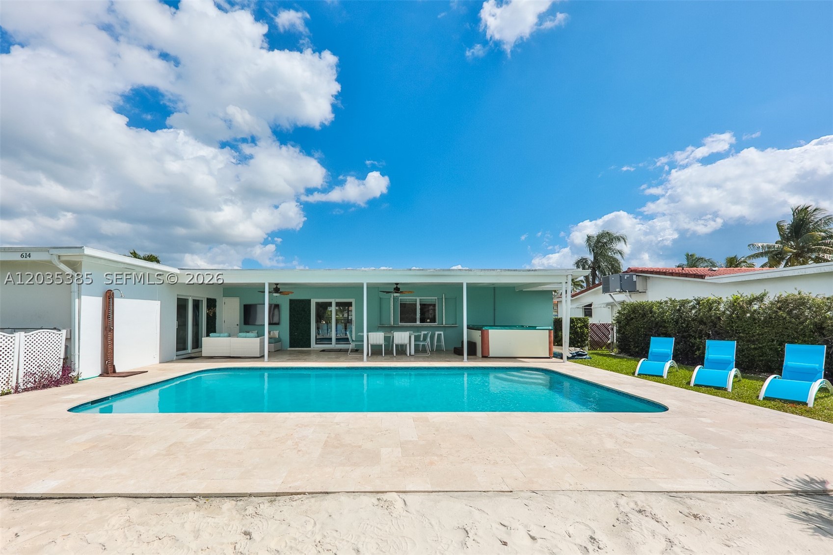 HOLLYWOOD HILLS - Residential
