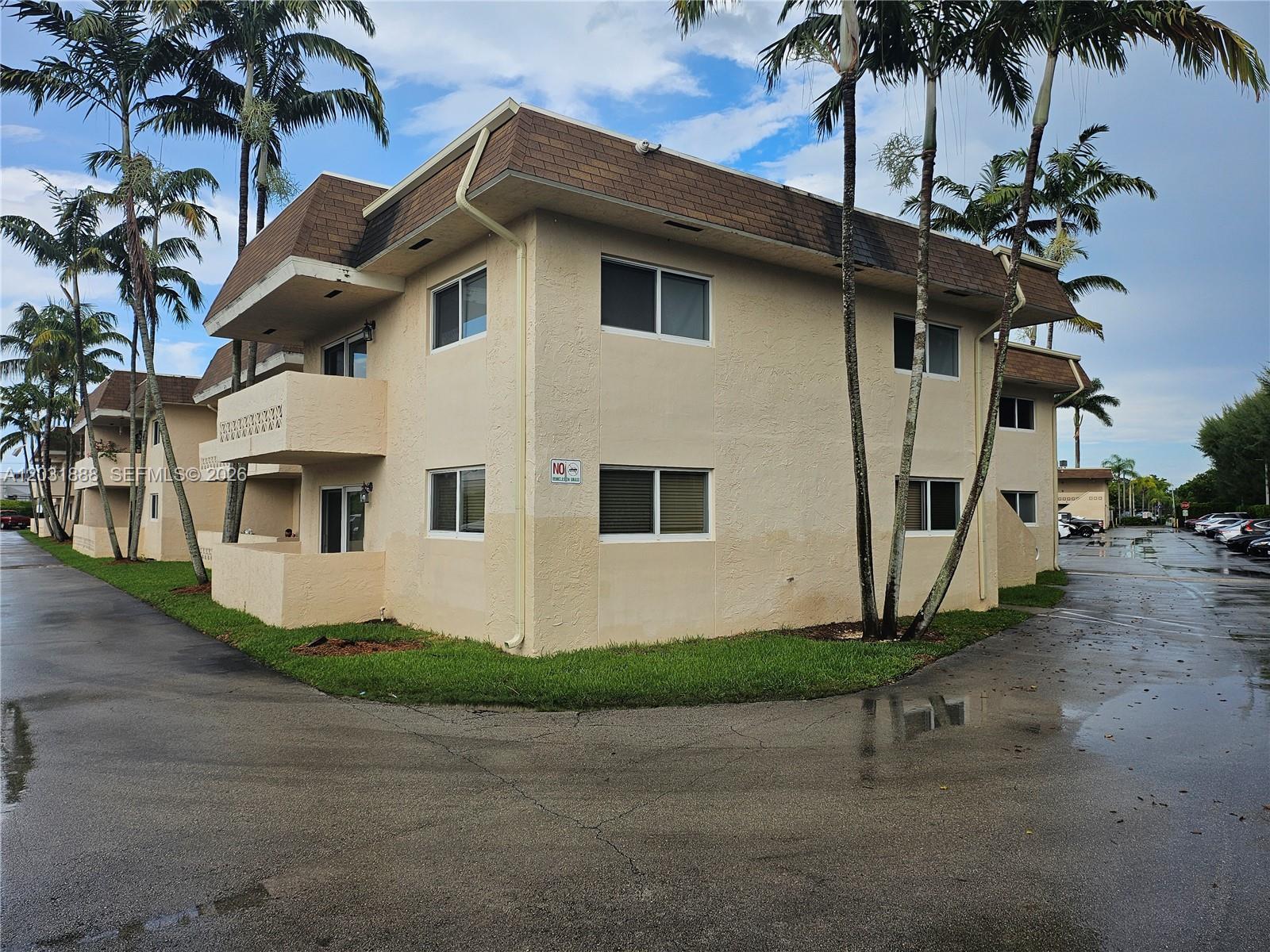 Excellent location in Palmetto Bay. Walking distance to Publix. Gated community with large green areas swimming pool. Apartment is located in ground floor and it has been completely remodeled.