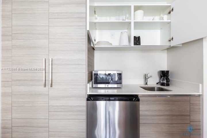 COSTA HOLLYWOOD CONDO - Residential