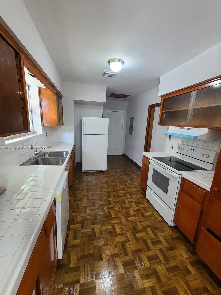 HOLLYWOOD COUNTRY ESTATES - Residential Lease