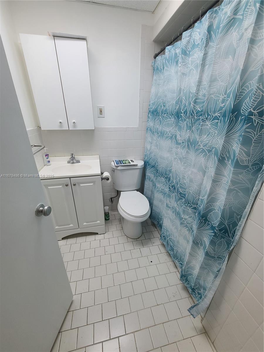 HOLLYWOOD COUNTRY ESTATES - Residential Lease