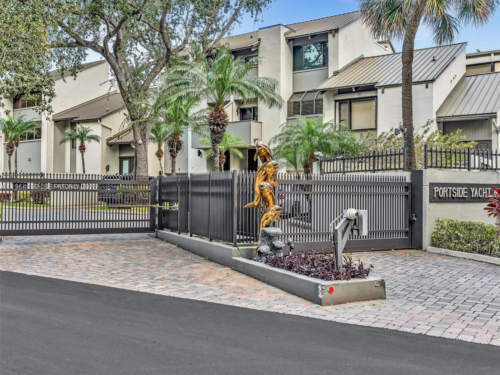 PORTSIDE YACHT CLUB - Residential
