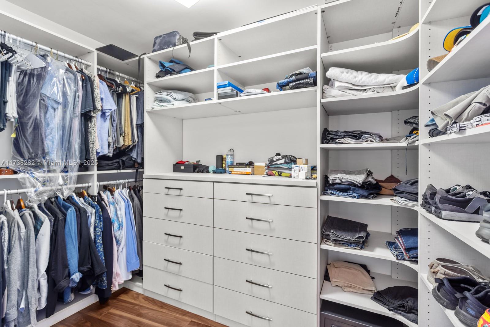 PARAMOUNT BAY CONDO - Residential