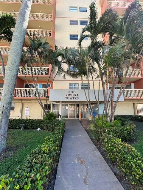Spacious 1 bed + 1.5 bath in prime Miami location! Steps from the bay with scenic waterfront walks and just half a block from Biscayne Blvd, surrounded by shops, restaurants, and the new Whole Foods Market. The extra-large bedroom is ideal for roommates looking to share expenses. Water included. Walk to Design District, Midtown, Wynwood, and Downtown, with quick access to Brickell and Miami Beach. Includes 1 parking space. Act fast—this extra-large unit won't las