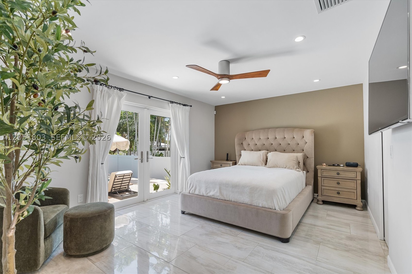 HOLLYWOOD LAKES SECTION - Residential