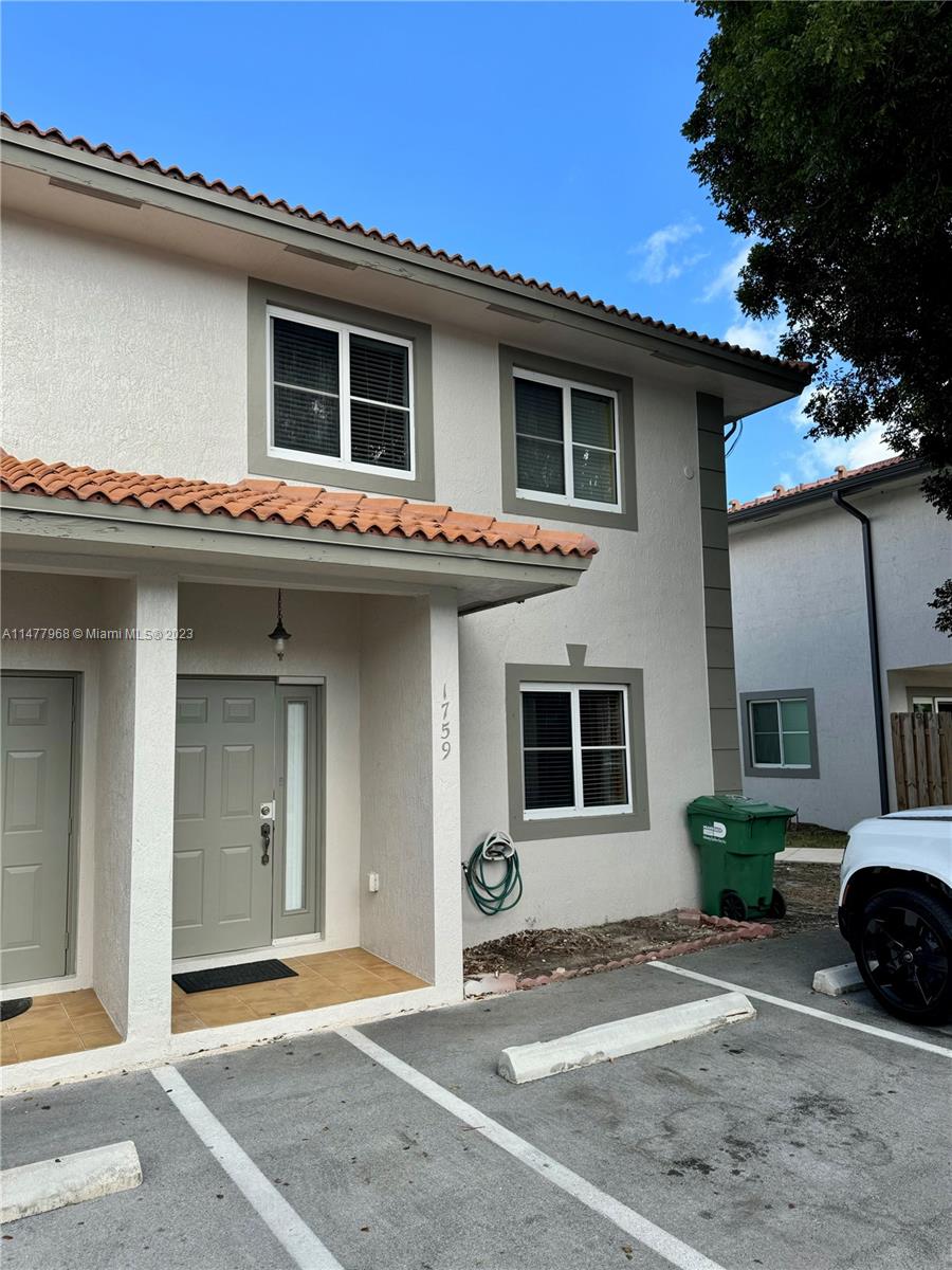 Beautiful corner unit townhome located in MIRAGE AT SAILBOAT COVE. Property has many features including assign parking spaces , fence patio , washer and dryer in unit , stainless steel appliances and more. Property is very spacious , perfect for a big family. Come see this unit, IT WON LAST.