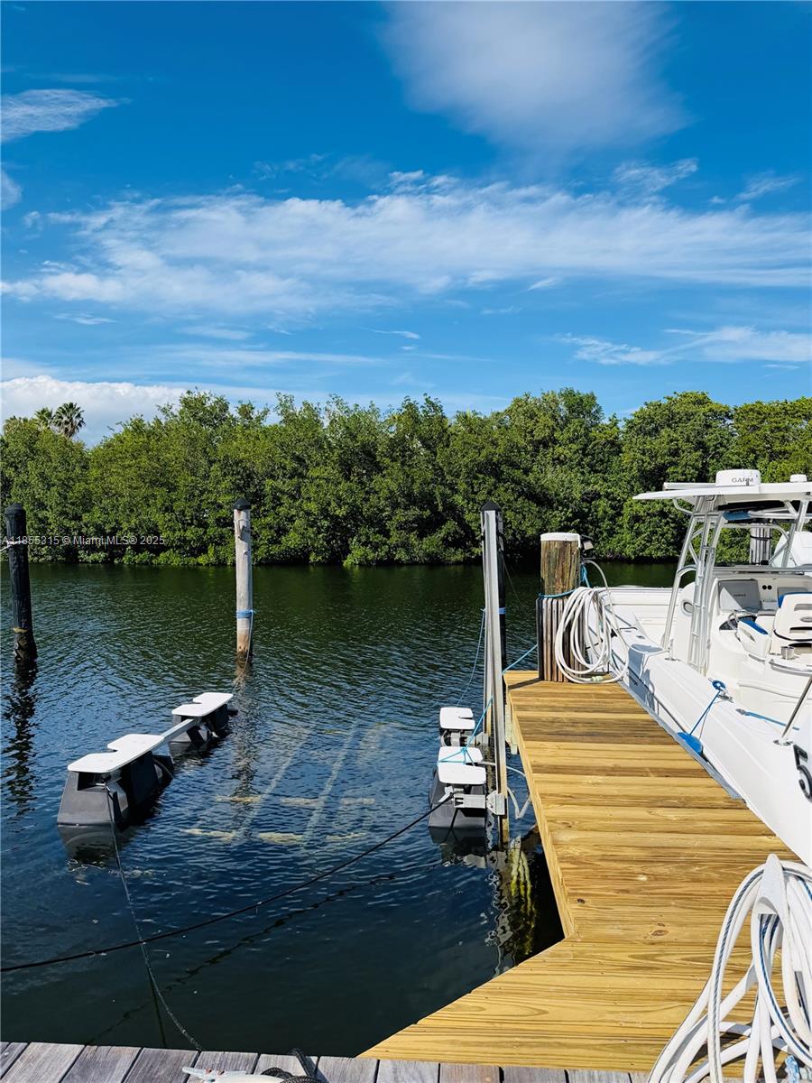 ROYAL HRB YACHT CL MARINA - Land