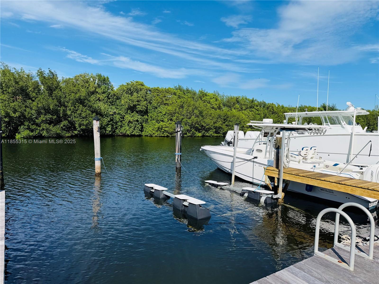 ROYAL HRB YACHT CL MARINA - Land