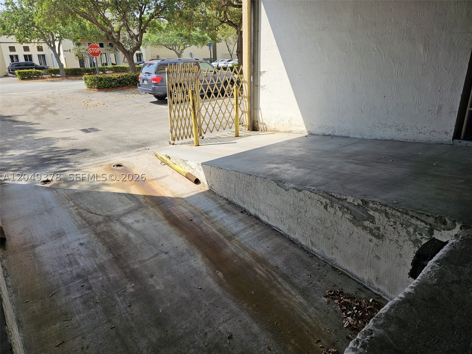 Main image without alt text