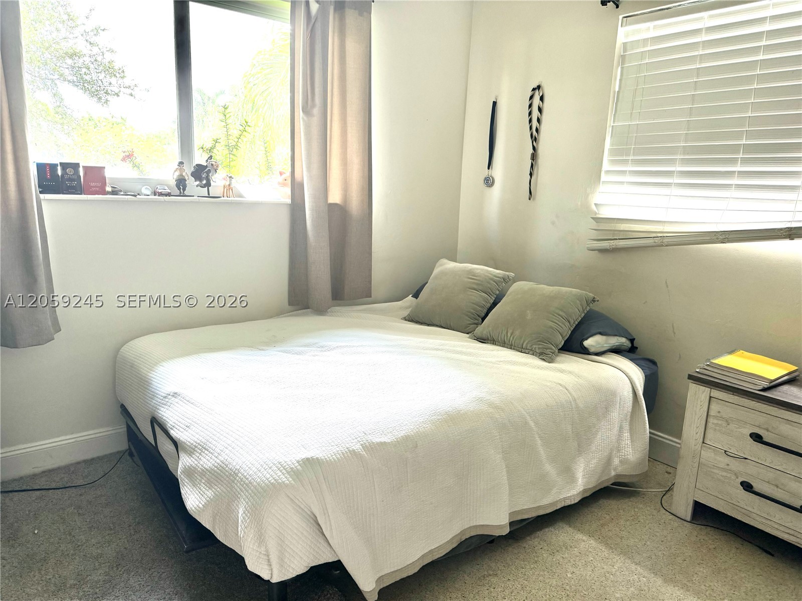 HOLLYWOOD HILLS - Residential