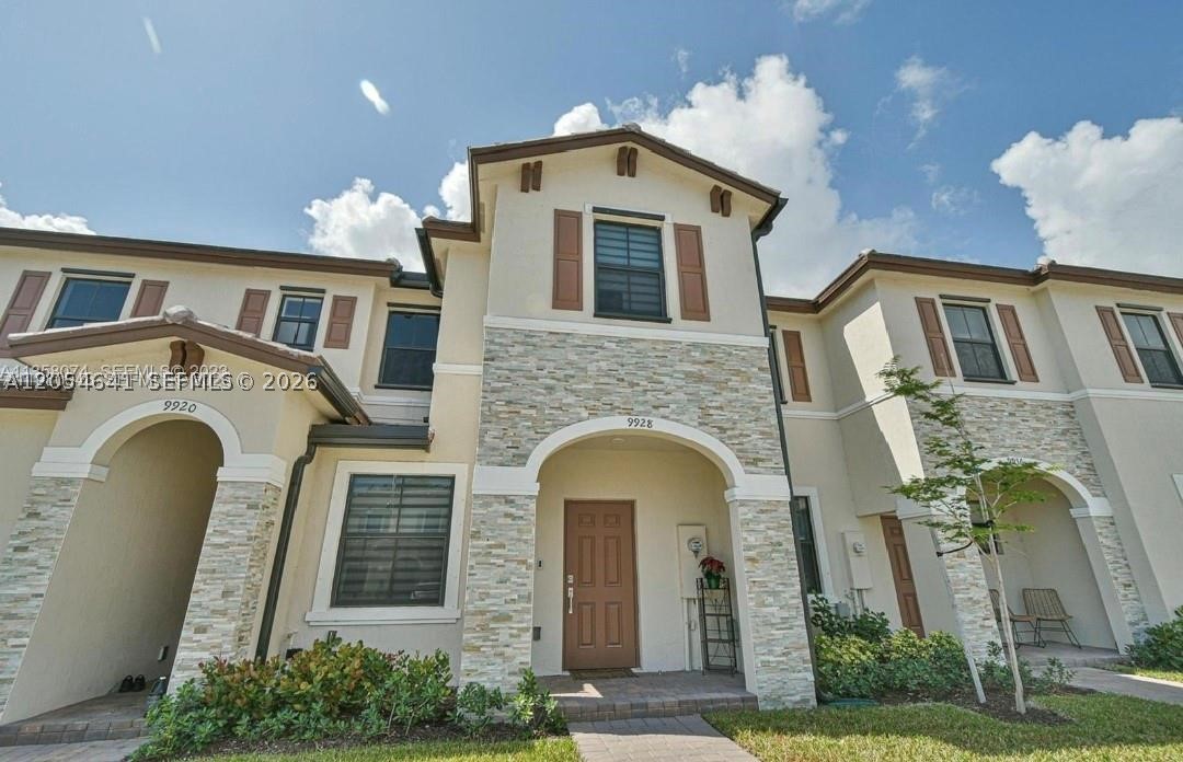 Beautiful townhouse in Cutler Bay featuring 3 bedrooms, 2.5 bathrooms, and 1,362 sqft of living space. This well-maintained home offers a spacious layout, modern kitchen, comfortable living areas, and a private patio perfect for relaxing or entertaining Donveniently located near parks, shopping, dining, and major highways.