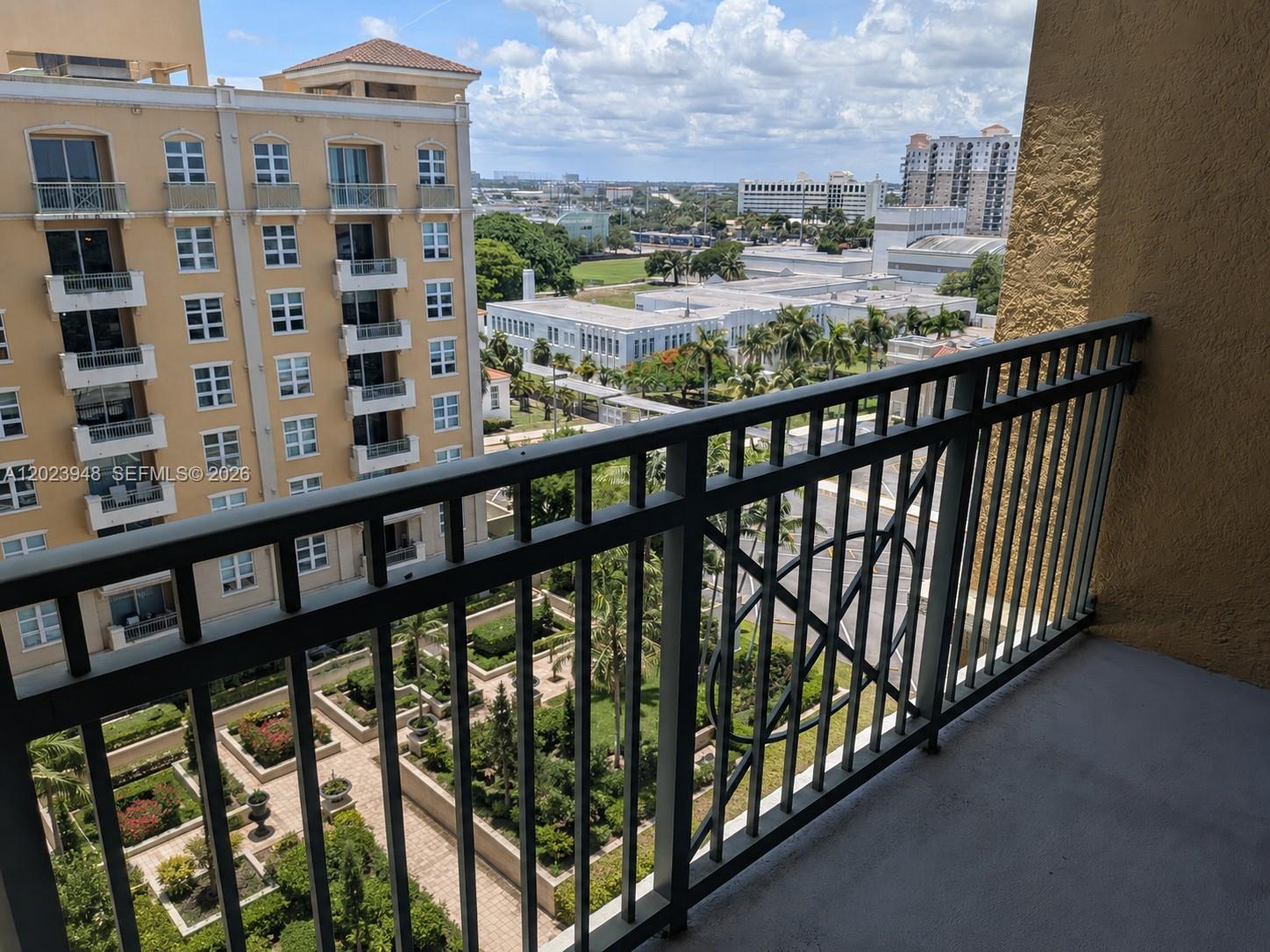 METROPOLITAN CONDO - Residential