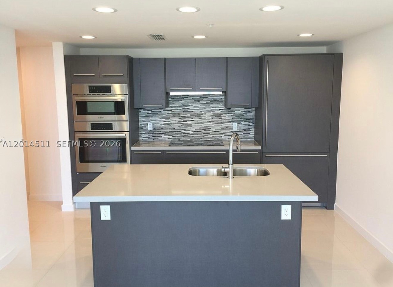 Unit for sale Midtown Doral price for sale fast . 1 bedroom plus den.