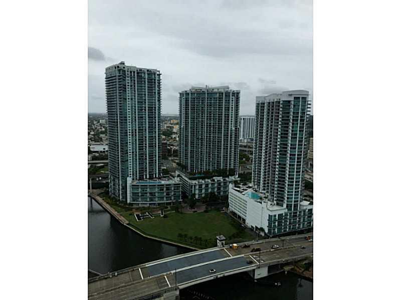 Amazing 40th floor loft w/ rover & city views! White marble through out, electrical blinds and double height cielings. Call L/A for showings.