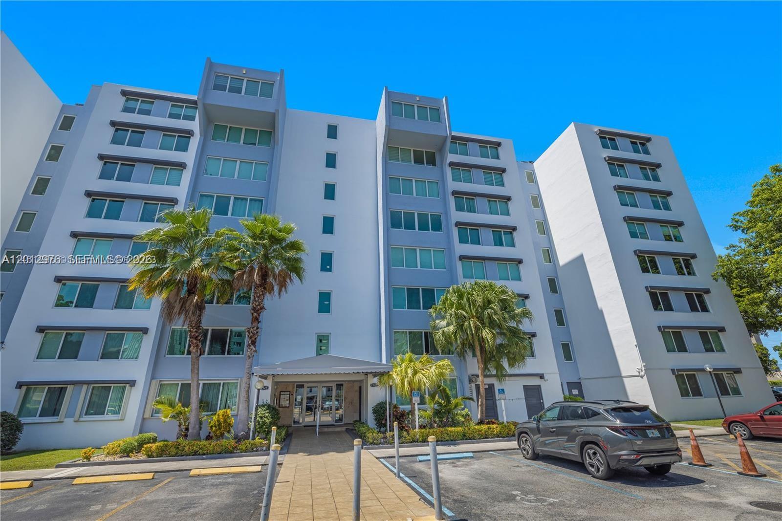 3/2 Dadeland Mall neighborhood Penthouse corner unit overlooking the cityscape. Access to a top-rated K-8 school within walking distance as well as shops, restaurants and bars. Building has been upgraded with Air-conditioned Hallways, Impact resistant windows, new roof and exterior paint. No other Condominium of its era and in the area has invested so much into its community