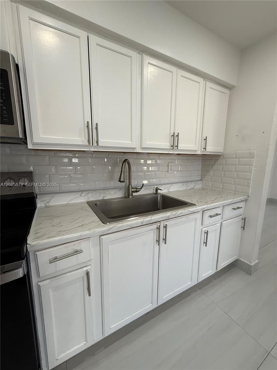 LAUDERDALE MANOR HOMESITE - Residential Lease