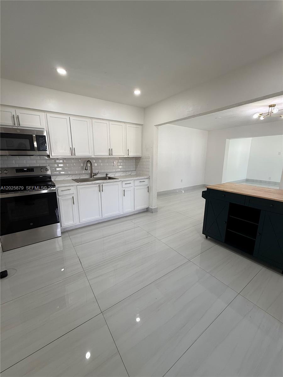 LAUDERDALE MANOR HOMESITE - Residential Lease
