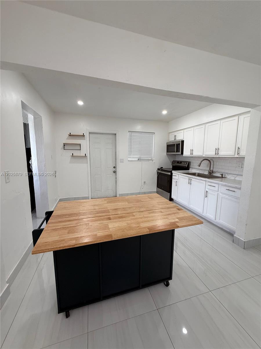 LAUDERDALE MANOR HOMESITE - Residential Lease