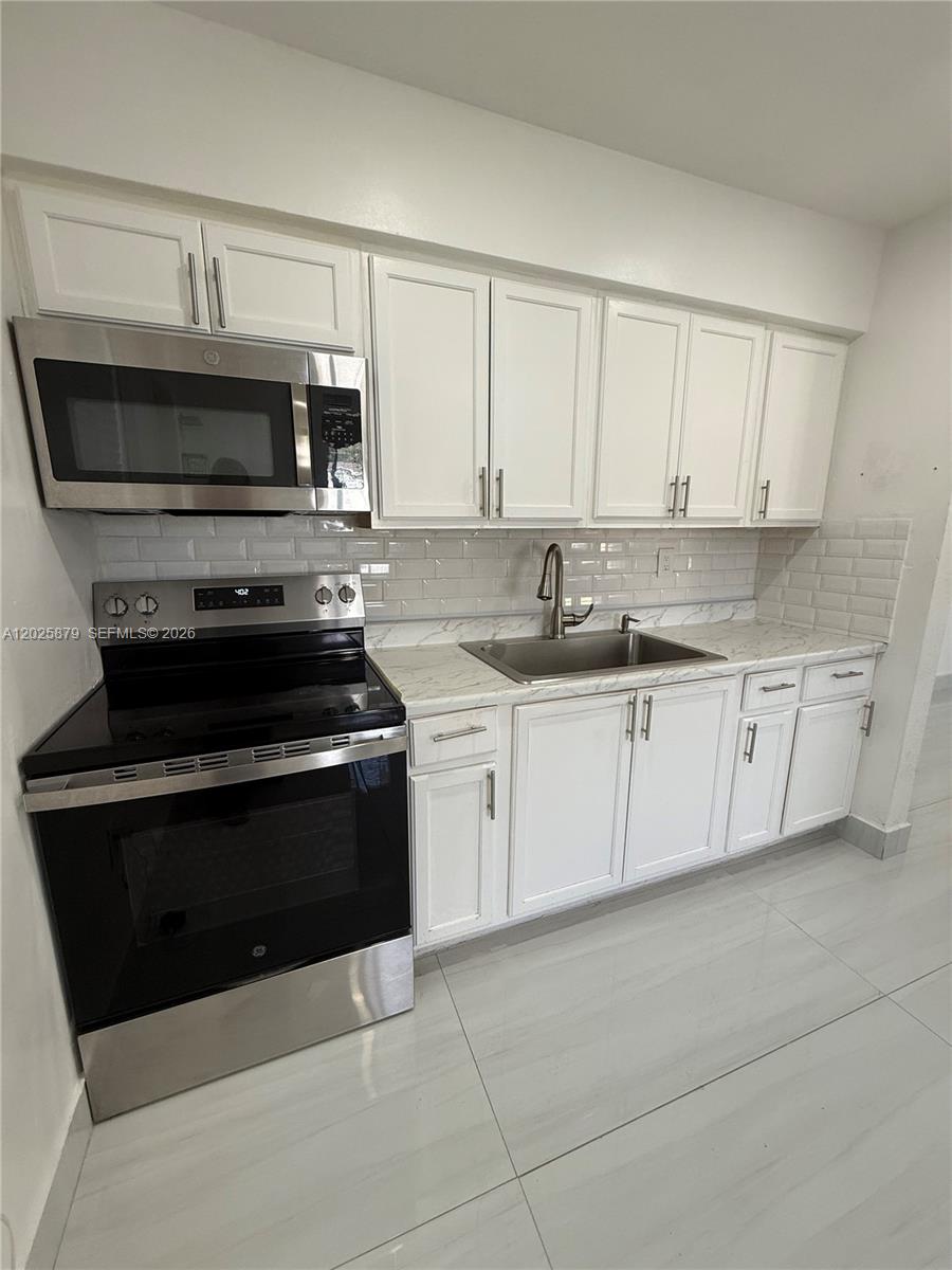 LAUDERDALE MANOR HOMESITE - Residential Lease