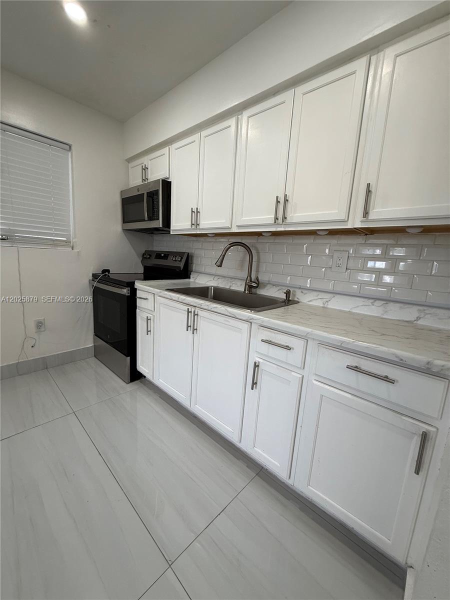LAUDERDALE MANOR HOMESITE - Residential Lease