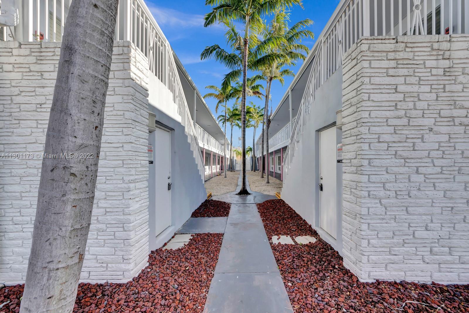 Beautiful 1 bedroom - 1 bathroom apartment located in the heart of Miami Beach - a few blocks away from the beach and Collins Avenue. There's laundry room in the building.