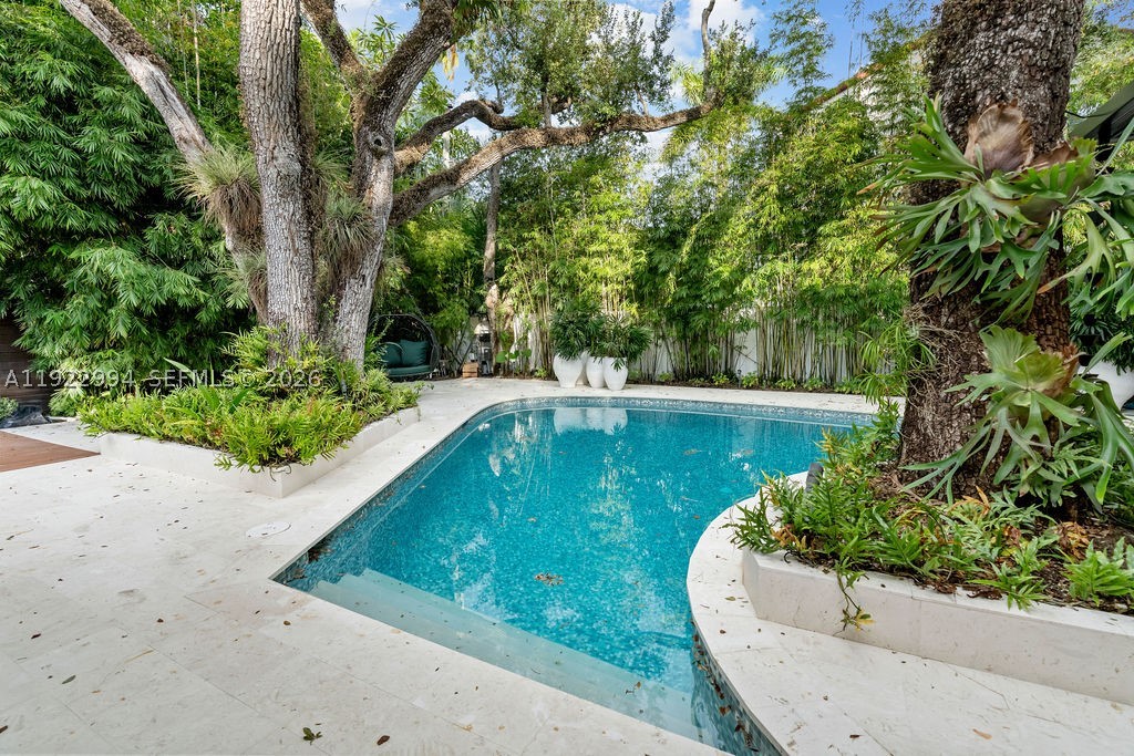 COCONUT GROVE MANOR - Residential