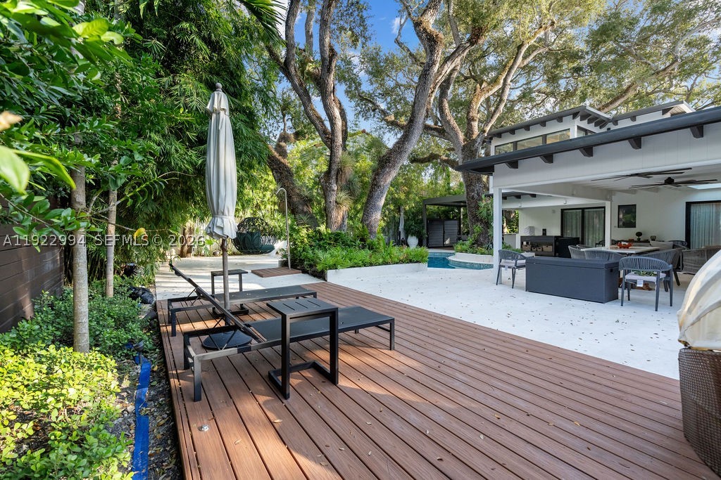 COCONUT GROVE MANOR - Residential