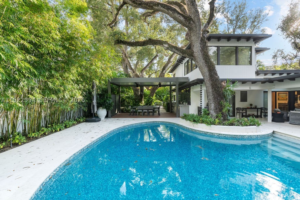 COCONUT GROVE MANOR - Residential