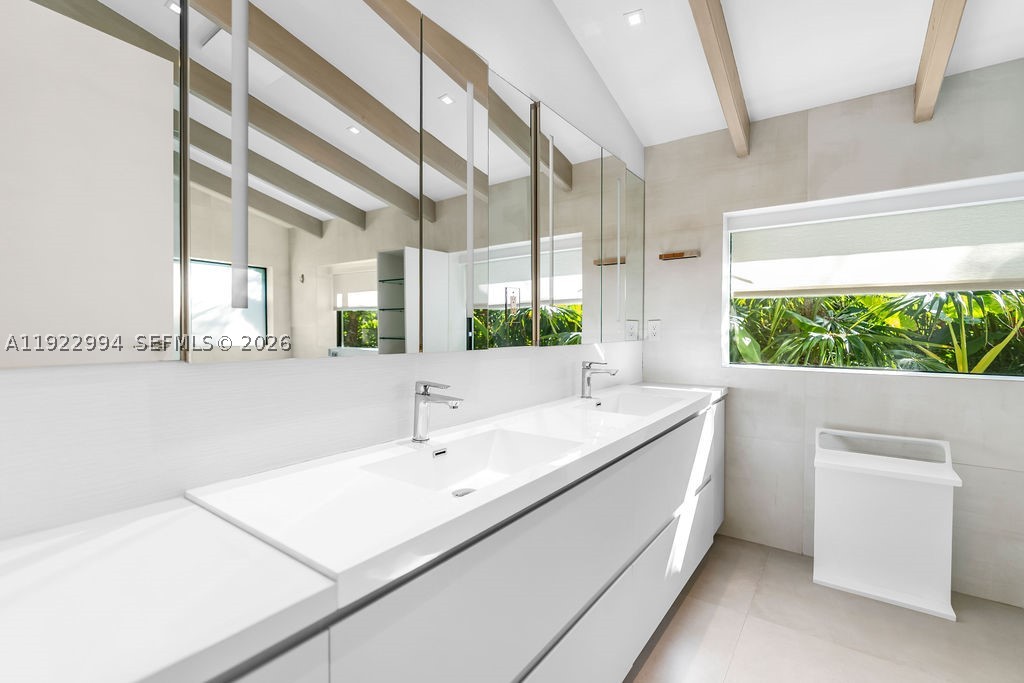 COCONUT GROVE MANOR - Residential
