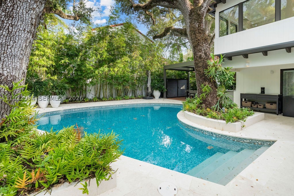 COCONUT GROVE MANOR - Residential