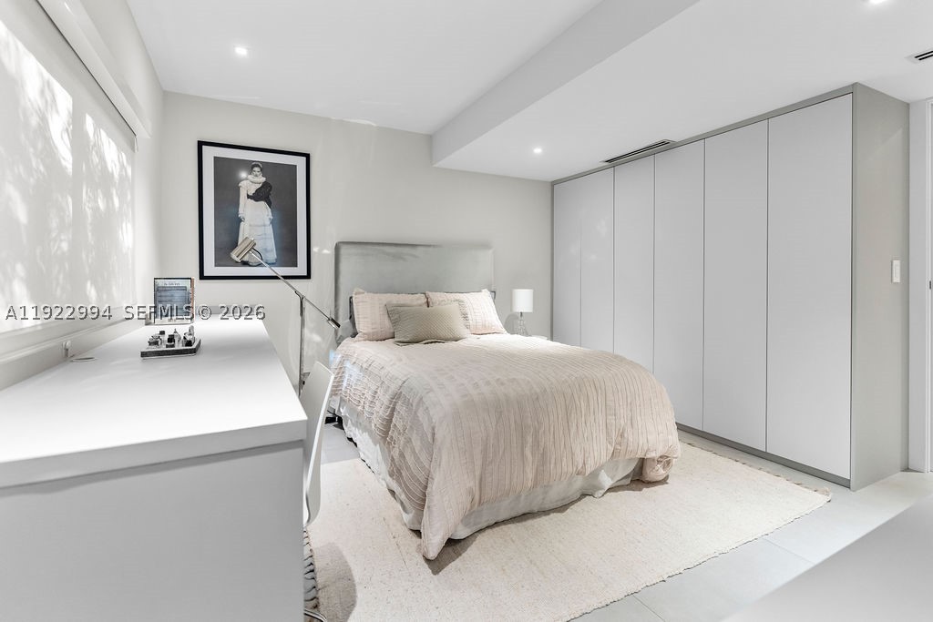 COCONUT GROVE MANOR - Residential